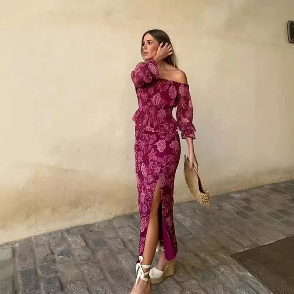 Camicia a maniche lunghe rosso rosato con stampa floreale e spalle scoperte da donna, top stampato e gonna con spacco alto, elegante outfit da festa JW22