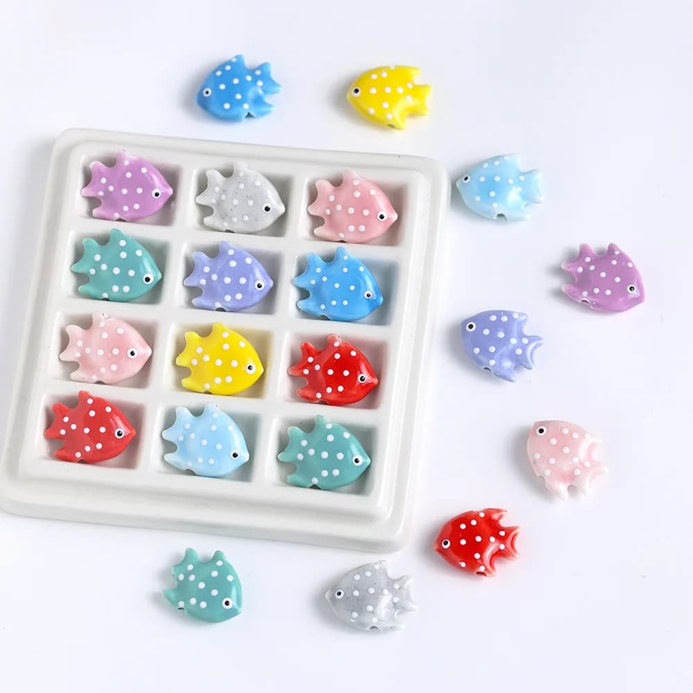 5 pezzi di perline in ceramica a forma di piccoli pesci colorati con macchie, per la creazione di gioielli, collane, braccialetti, forniture fai da te