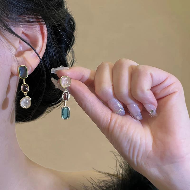 Orecchini in pietra asimmetrica alla moda da donna con perno in argento, design medio antico bicolore.