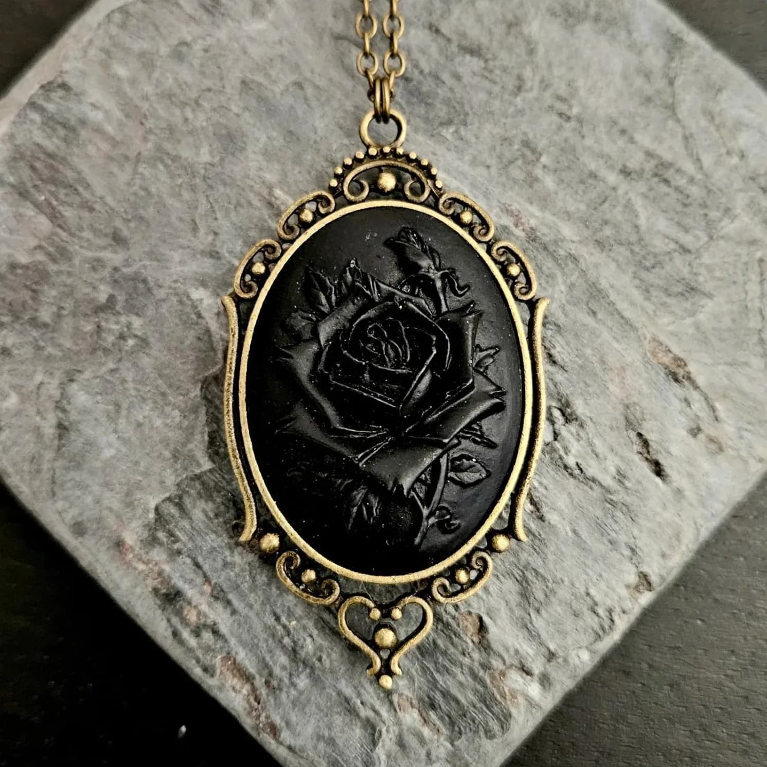 Retro and Trendy Oval Pendant Necklace with Rose Petals, Suitable for Women's Ethnic Style Holiday Accessories and Jewelry