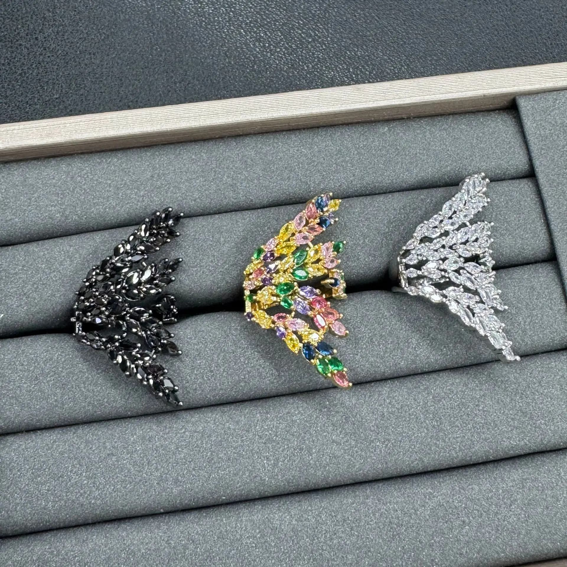 Design raffinato, lusso discreto, anello lungo con zirconi di alta gamma, anello personalizzato.