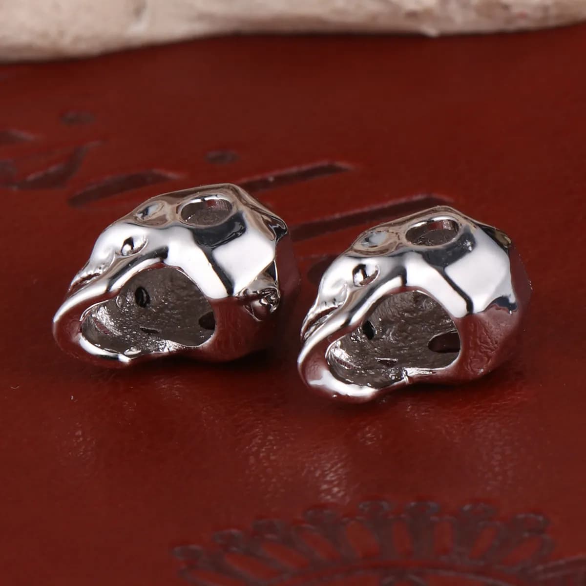 2Pcs Punk Skull Charms Copper Bead Pendants for DIY Necklace Bracelet Keyring Craft Jewelry Making Halloween Costume Decor