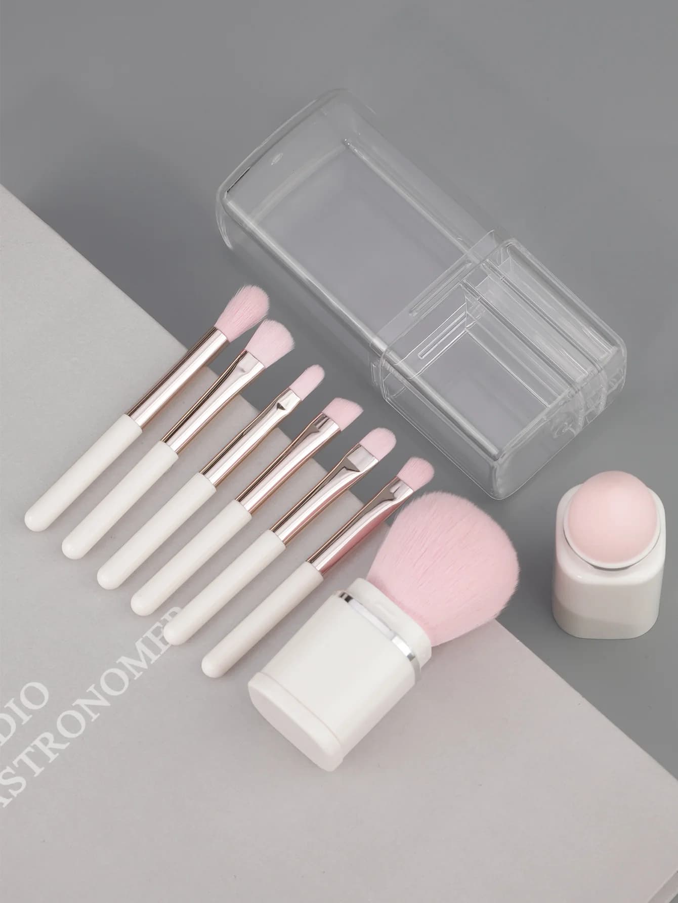 Set di 8 pennelli per trucco retrattili quadrati Custodia trasparente portatile multifunzionale 8 in 1 Elementi essenziali per il viaggio Set completo di bellezza
