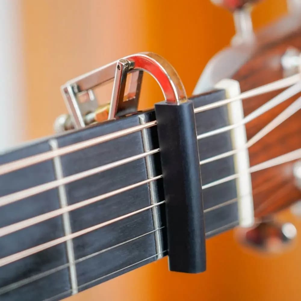 Capotasto per Chitarra con Design a Tirante, Porta-Plettro e Cuscinetto in Silicone, Clip per Accordatura Chitarra Universale in Lega, Morsetto a Cambio Rapido per Chitarra