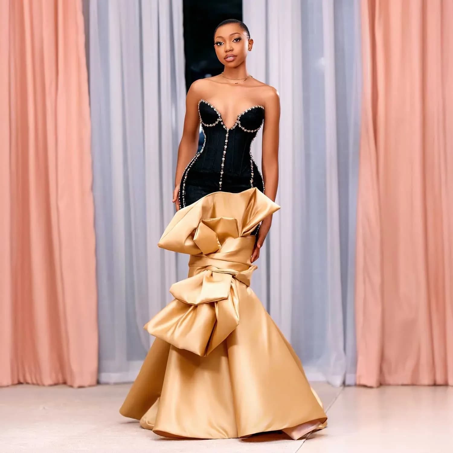 Elegante sirena nera con abito da ballo con diamanti d'acqua 3D con scollo a V Abito da sera africano sexy per ospiti di nozze 2026 personalizzato
