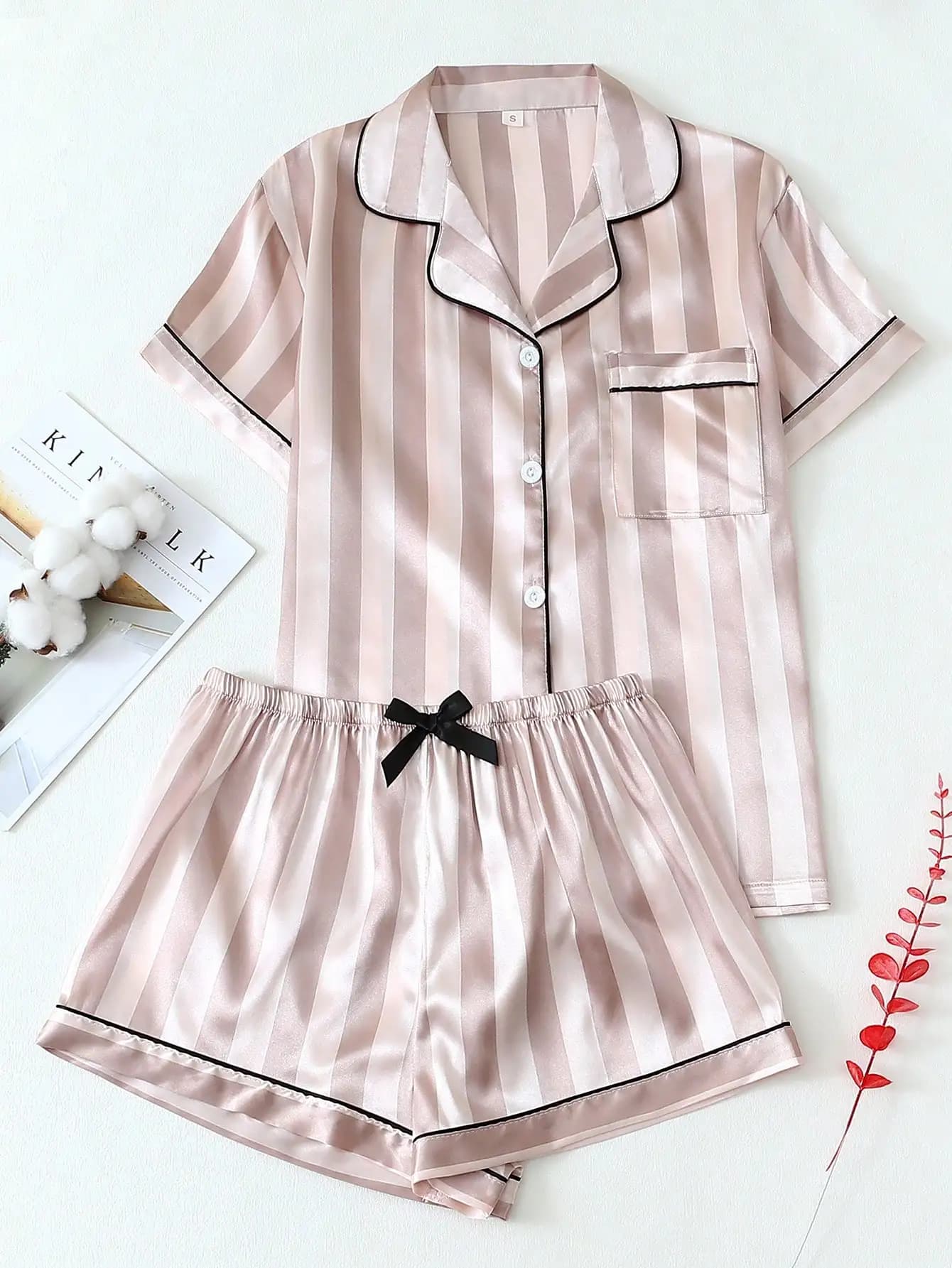 Set Pigiama a Righe in Raso a 2 Pezzi con Camicia con Colletto e Pantaloncini con Fiocco