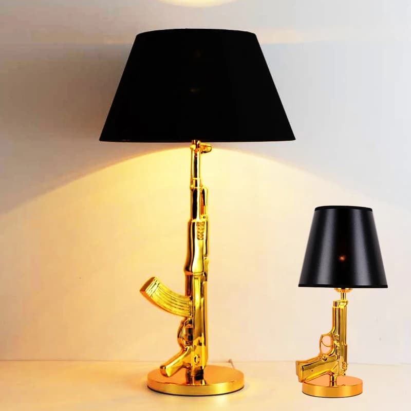 Lampada da comodino per hotel con pistola dorata, lampada da tavolo con pistola nordica AK47, lampada da scrivania per decorazioni per la casa, illuminazione dorata per decorazioni del soggiorno