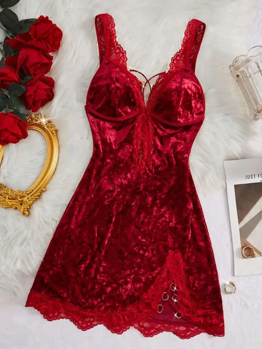 Night shirt in Red Velvet and Lace with V-neck Background and Lateral Split