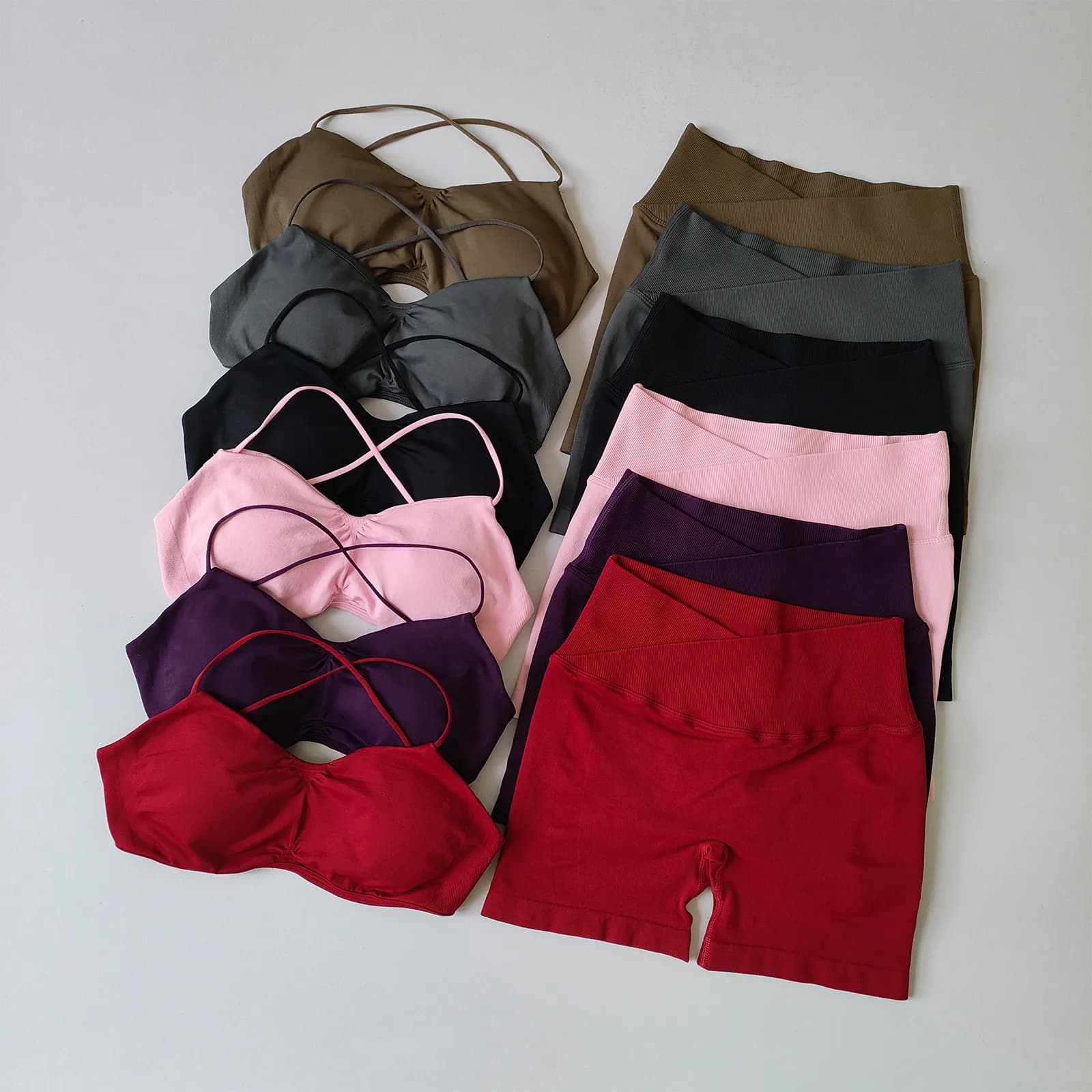 Seamless Yoga Sets High Elastic Peach Hip Lifting Sports Three-quarter Pants Fitness Shorts Pilates Sports with Chest Pad Bras