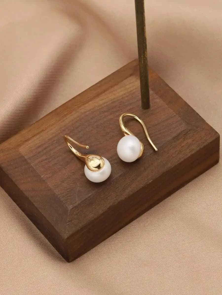 1 paio di orecchini con perle naturali bianche. Eleganti orecchini da donna, perfetti come regali per la famiglia e gli amici a compleanni e feste.
