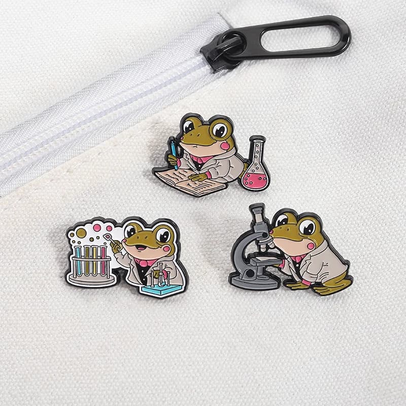 Cartoon Frog Scienziato Spille smaltate Laboratorio personalizzato Esperimenti chimici Microscopio Spilla Vestiti Distintivo da bavero Gioielli Regalo per un amico