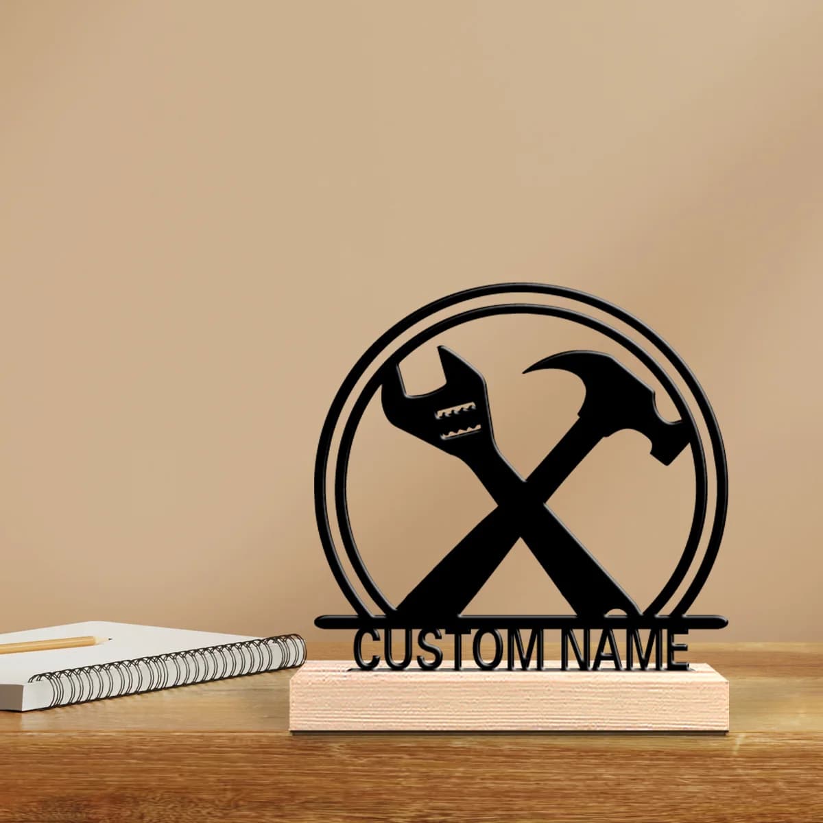 1 pz Nuovo Design Personalizzato Statua in Metallo a Forma di Chiave a Croce e Martello con Base in Legno, Decorazione da Scrivania a Tema Artigianale, Perfetta