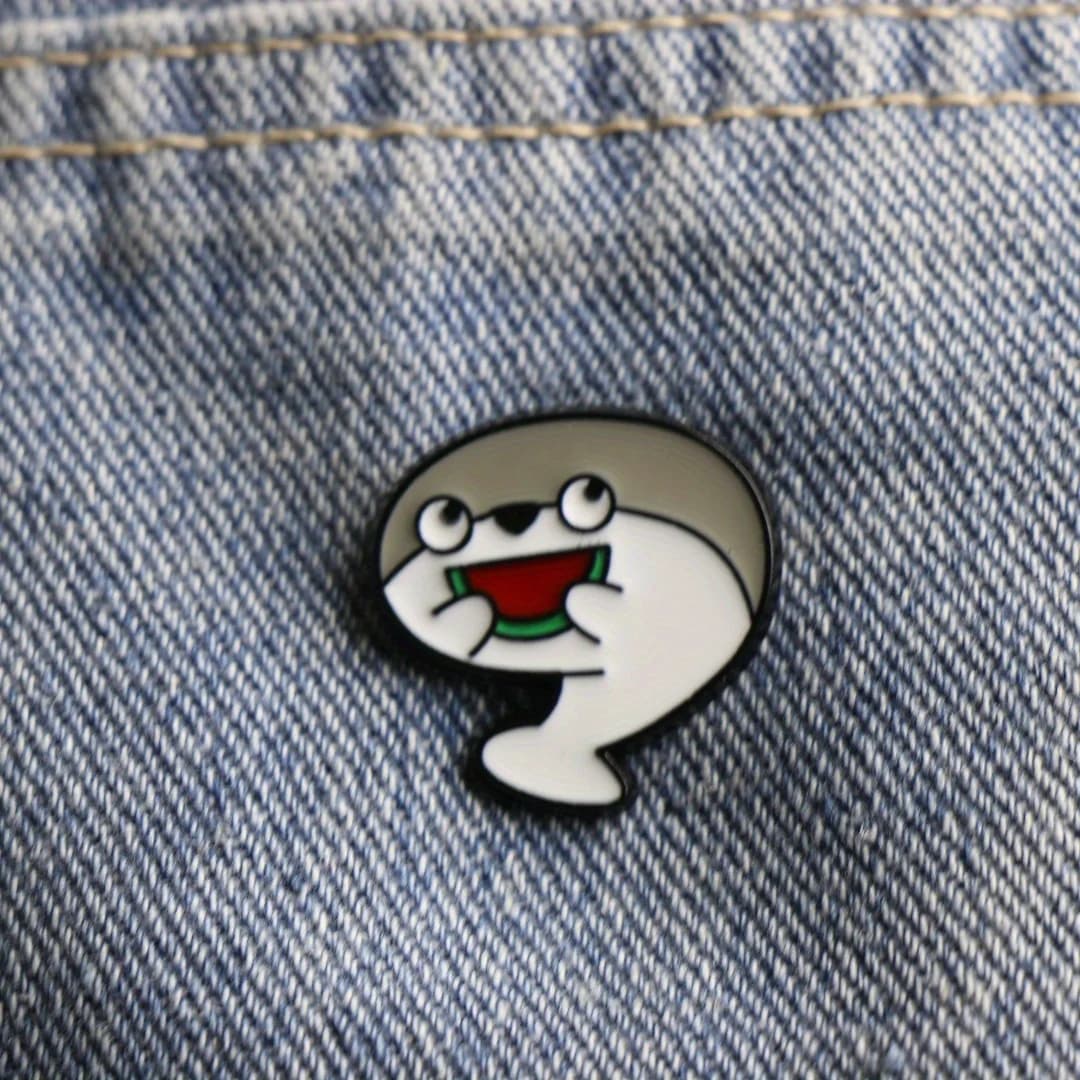 Spilla in metallo a forma di squalo in stile cartone animato che mangia anguria, spilla da colletto alla moda e distintivo per zaino, ideale come regalo per amici