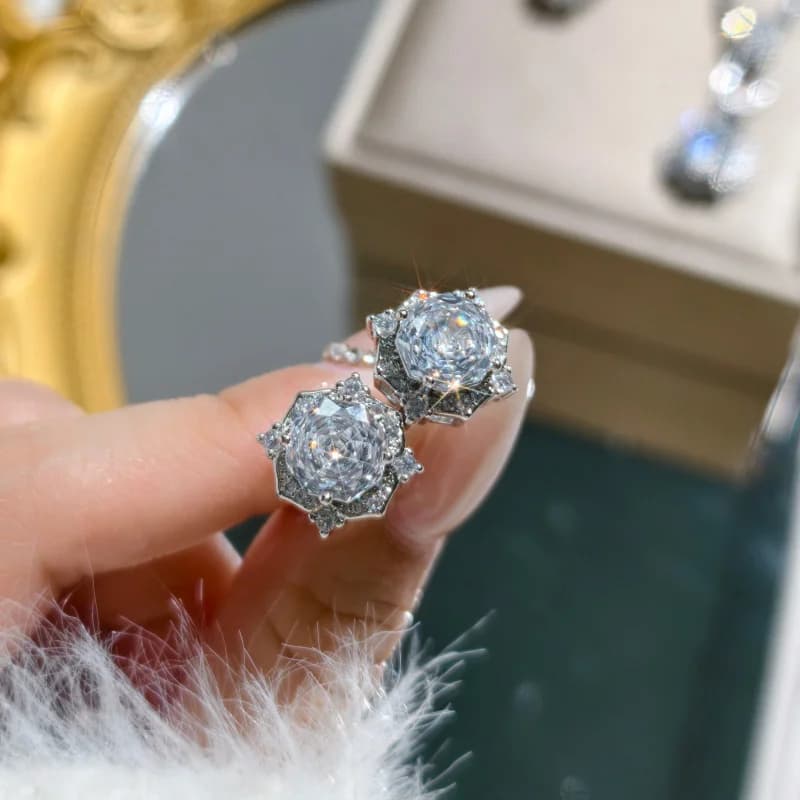 Set di orecchini ad anello aperto di lusso con luce pendente e collana di fiori con zirconi ottagonali bianchi con taglio a rosa