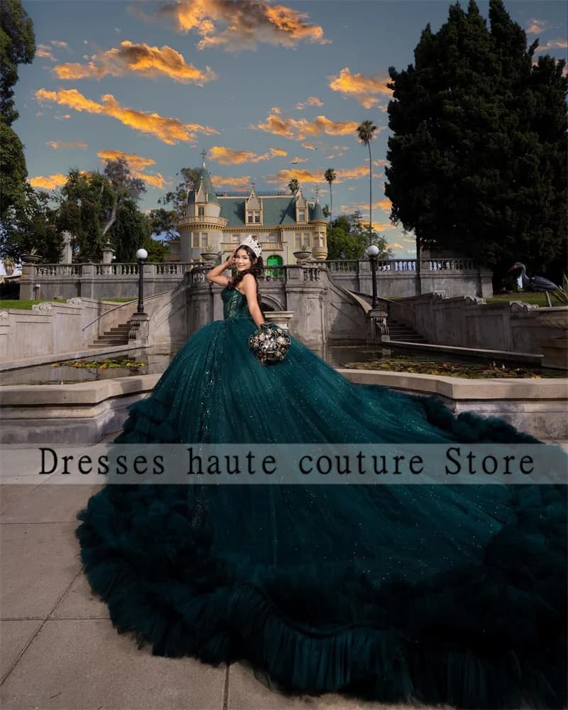 Tulle verde smeraldo personalizzato con fiocco Abiti Quinceanera Abito da ballo 2025 Applicazioni di cristallo Abito dolce 16 Abiti da festa con corsetto