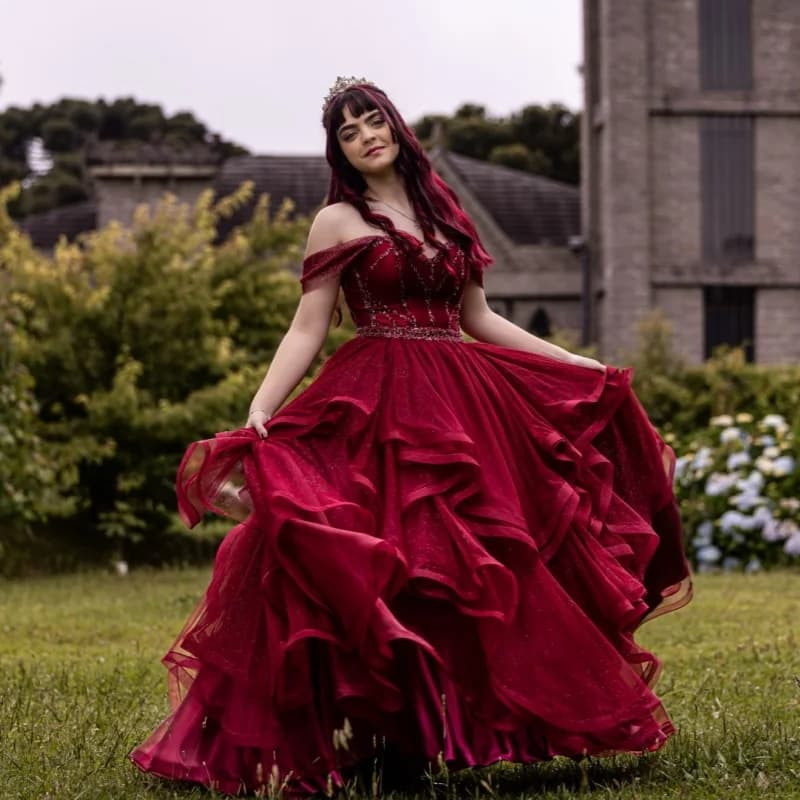 Abito Quinceanera bordeaux lucido con glitter di cristallo Decalcomania Stratificazione di pizzo Coda lunga Abiti da 15 Quinceanera Personalizza