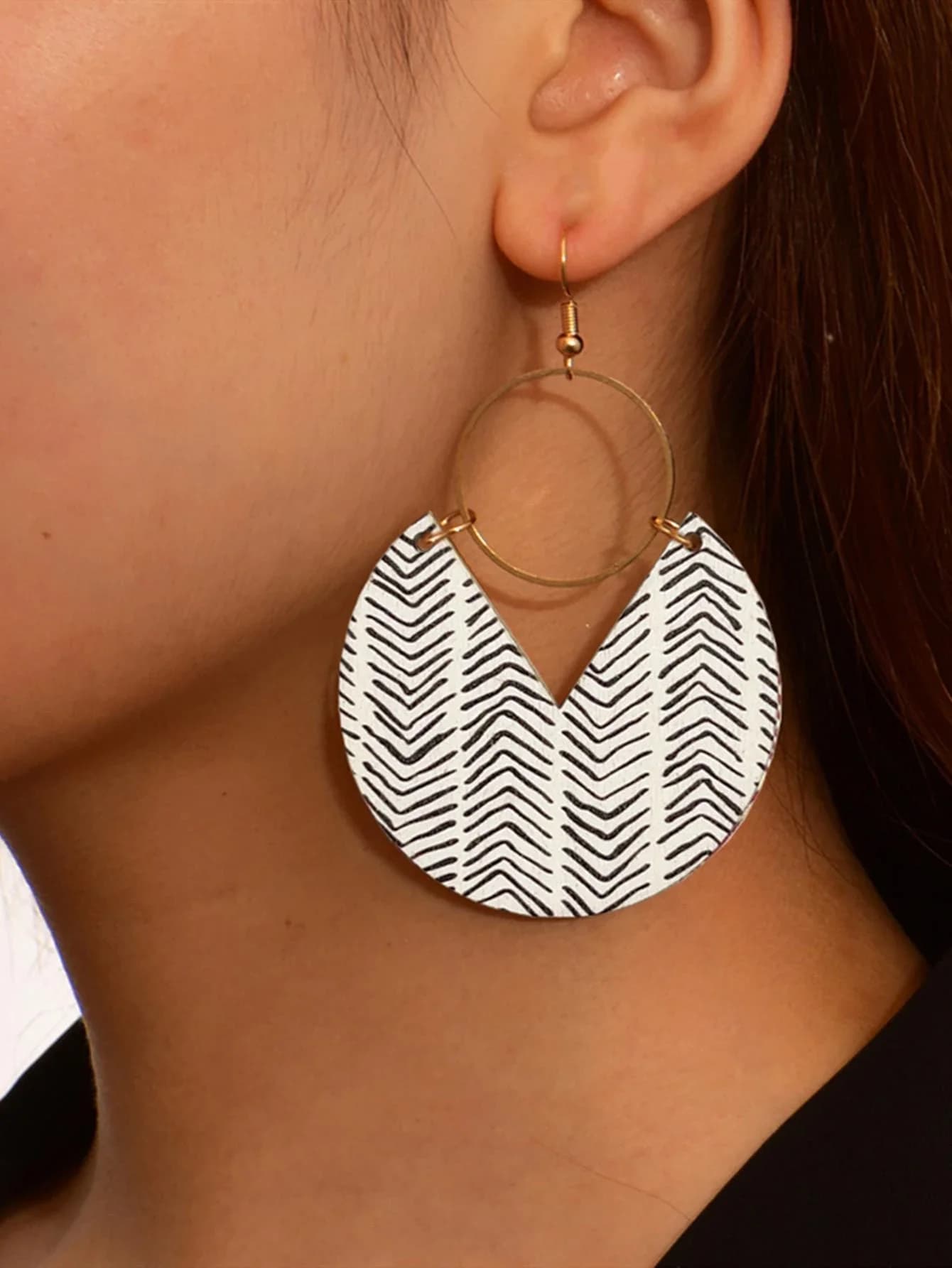 1 paio di orecchini pendenti circolari con stampa a chevron in bianco e nero