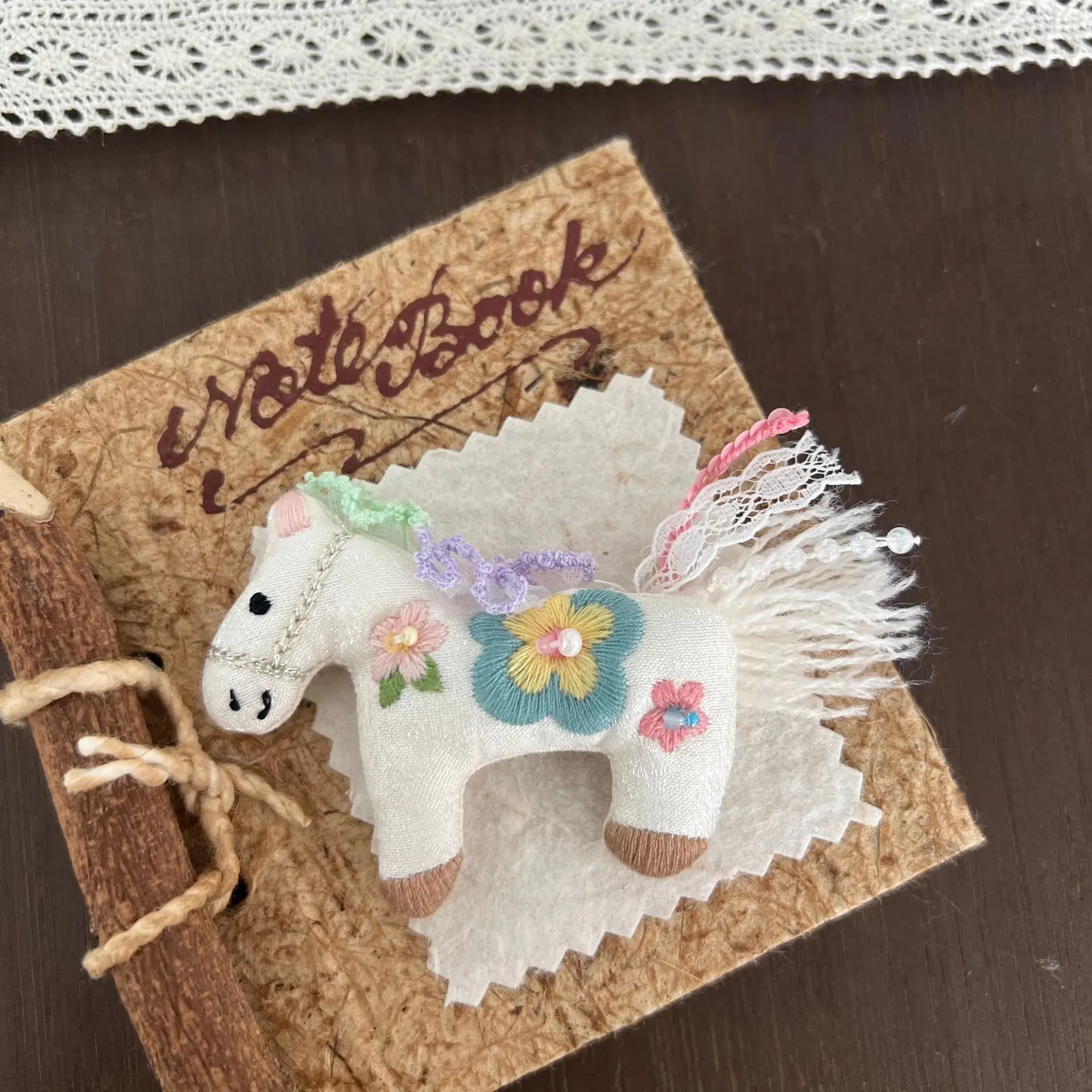 1 Pezzo Nuovo Set di Spille in Tessuto e Pizzo a Tema Cavallo Zodiacale 2026 per Donna, per Decorazione Fai da Te di Capelli, Scarpe, Calze, Borse e Abbigliamento, Premium Portatile
