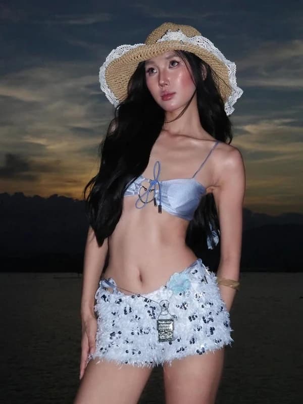 Sisjuly Beach Pure Desire Bellissimo Completo Due Pezzi da Donna con Pantaloncini Blu Chiaro con Fibbia ad Anello e Dettagli Floreali in Pelliccia