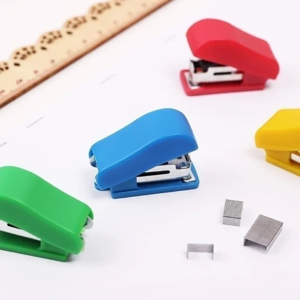 Set mini cucitrice Forniture per ufficio portatili Regalo carino con 50 graffette 09 cm per carta A4 Colore casuale