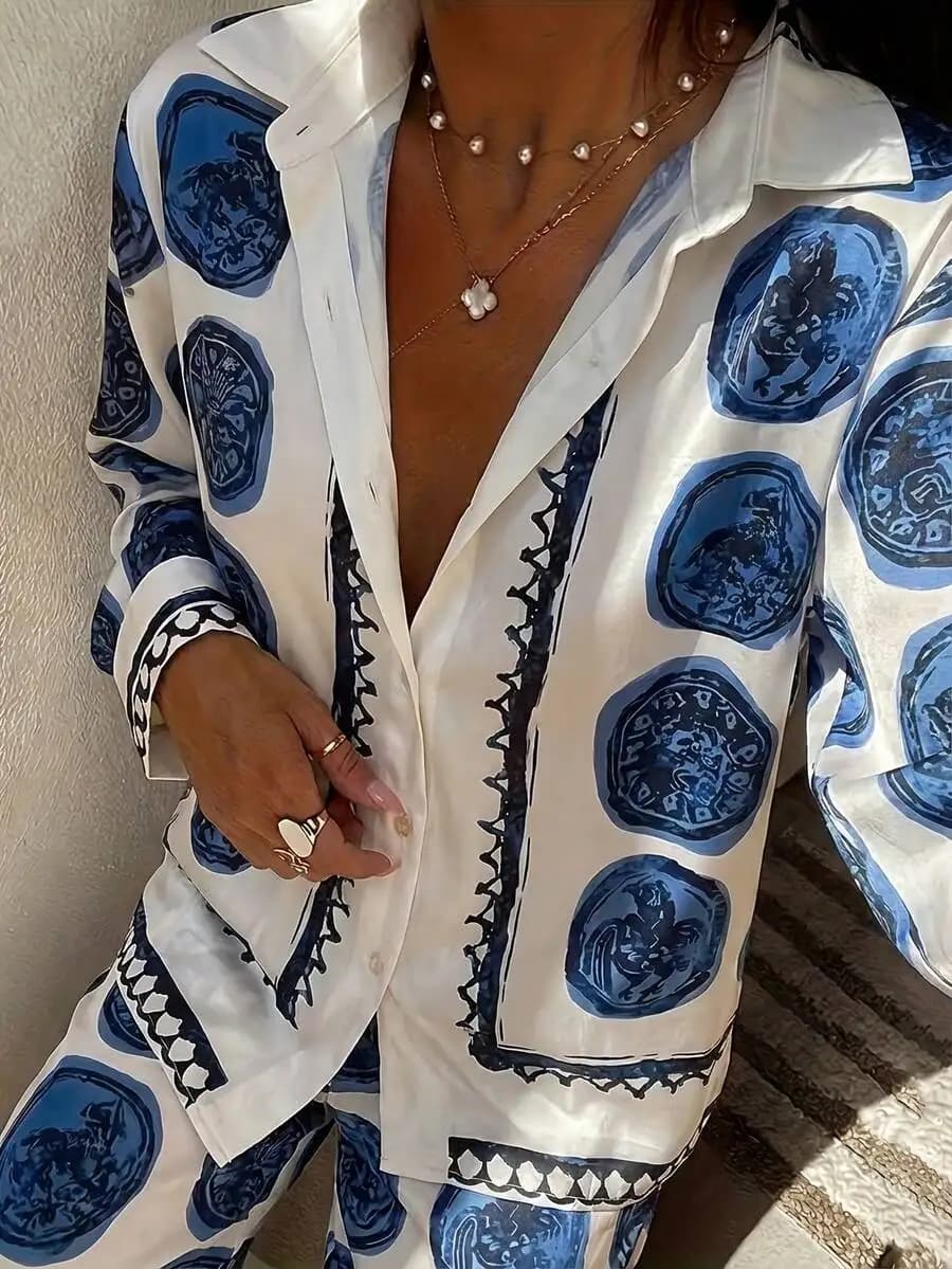 Completo Due Pezzi con Stampa a Medaglione Circolare: Camicetta con Bottoni e Pantaloni a Gamba Larga, 100% Poliestere, Eleganza Casual per Resort