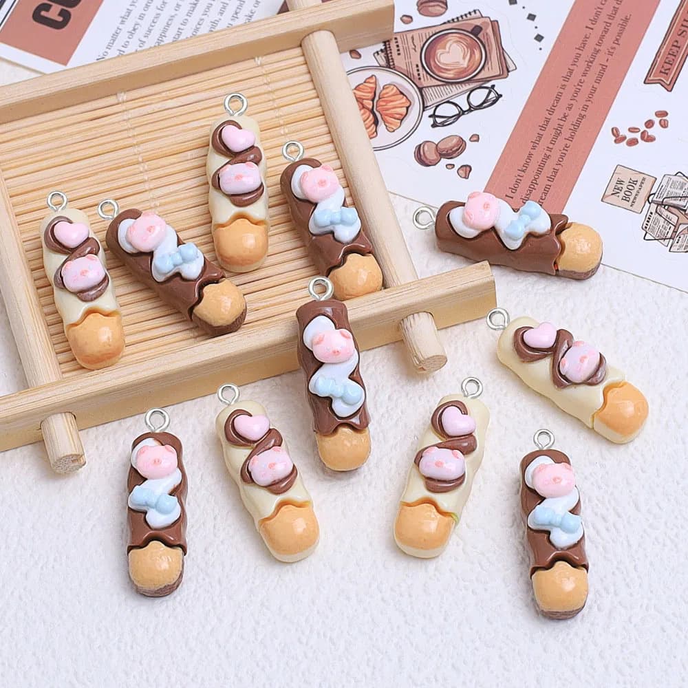 10 pezzi di ciondoli in resina a forma di simpatico maialino dei cartoni animati, accessori fatti a mano per la creazione di gioielli, per decorare portachiavi e custodie per telefoni.