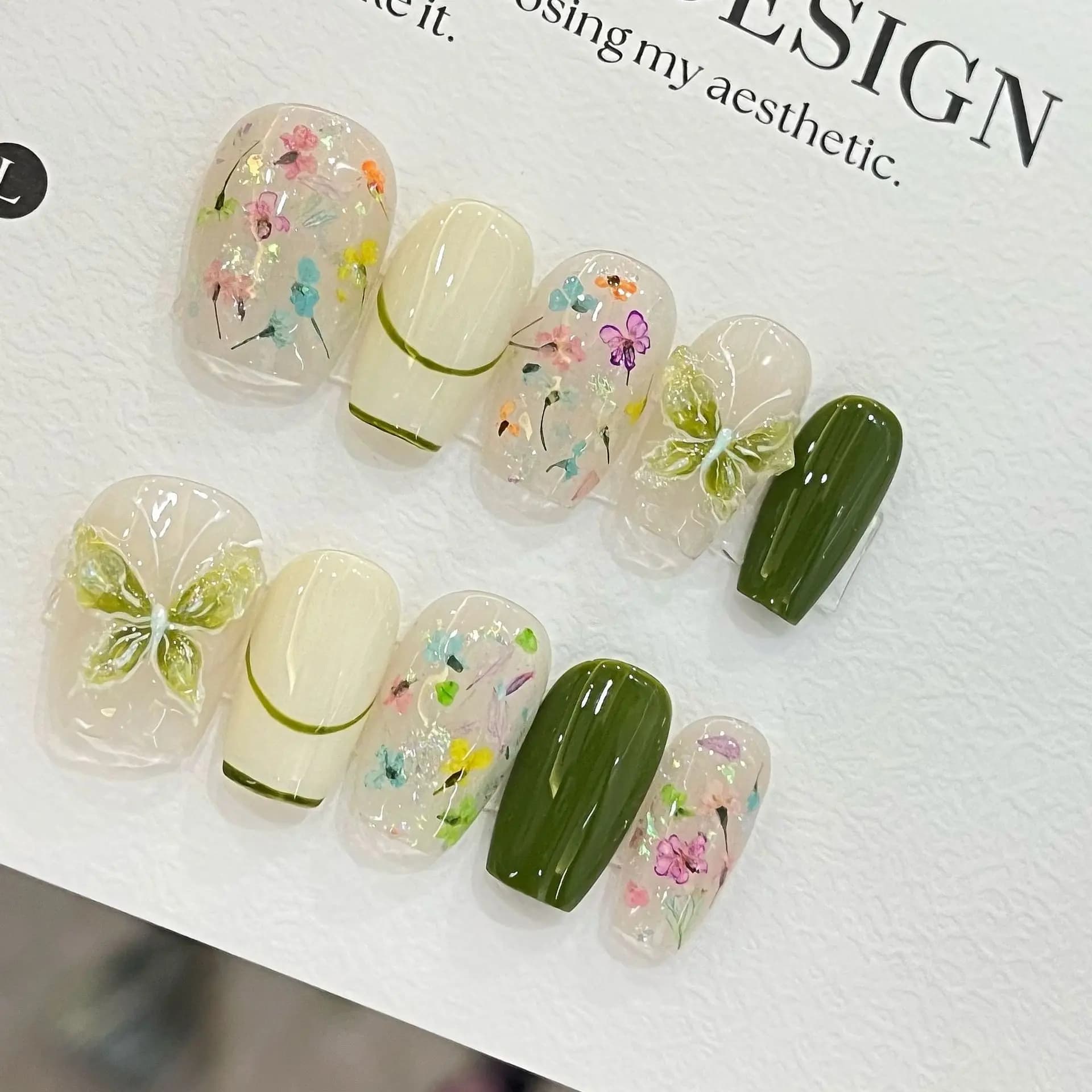10 pz. Unghie Finte a Farfalla e Fiore, Unghie Finte a Coffin Medio, Unghie Finte con Perle Sfumate, Unghie Press-on, Nail Art Francese, Punte per Unghie Dolci e Cool