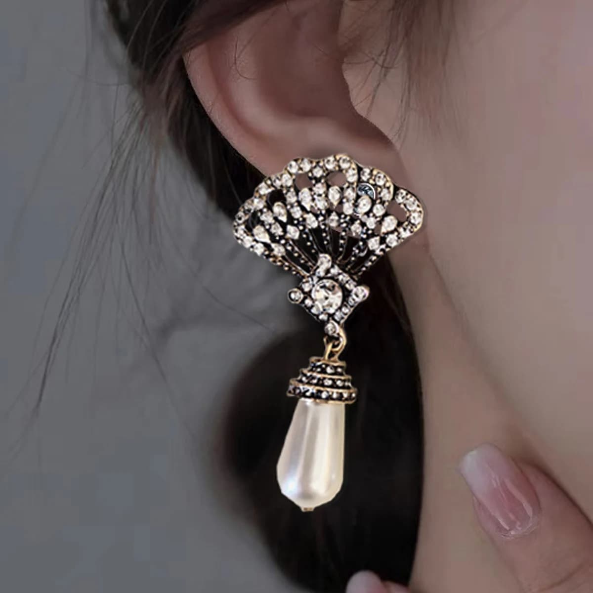 1 Pair Retro Fan Earrings, Elegant Jewelry for Brides, Royal-Style Accessories, Perfect for Women's Parties and Essential Fashion Decor