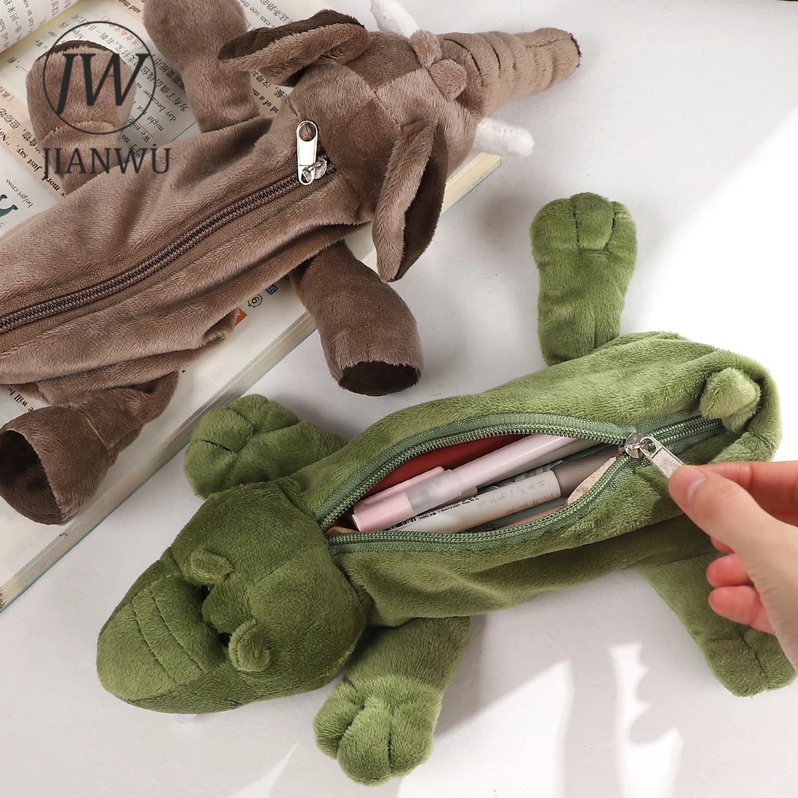 JIANWU Astuccio Peluche a Forma di Animale Simulato Kawaii, Borsa Portaoggetti Creativa per Collage, Forniture per Studenti, Cancelleria