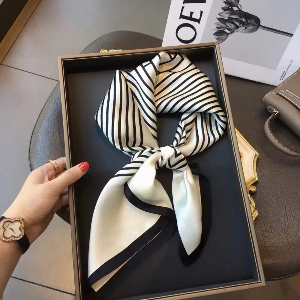 Foulard quadrato in raso 70×70 cm, bandana alla moda effetto seta, sciarpa multifunzionale per donna