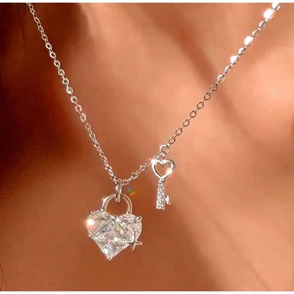 1 necklace with silver plated heart shaped pendant, with bright crystals, for woman, romantic, fashionable, jewel to wear every day, gift for the loved one.