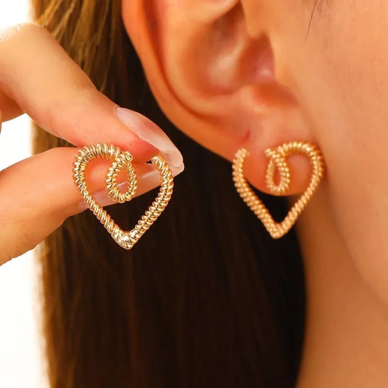 Orecchini a bottone a forma di cuore intrecciati contemporaneamente, gioielli in stile femminile di moda, regali per feste alla moda, orecchini personalizzati all'ingrosso
