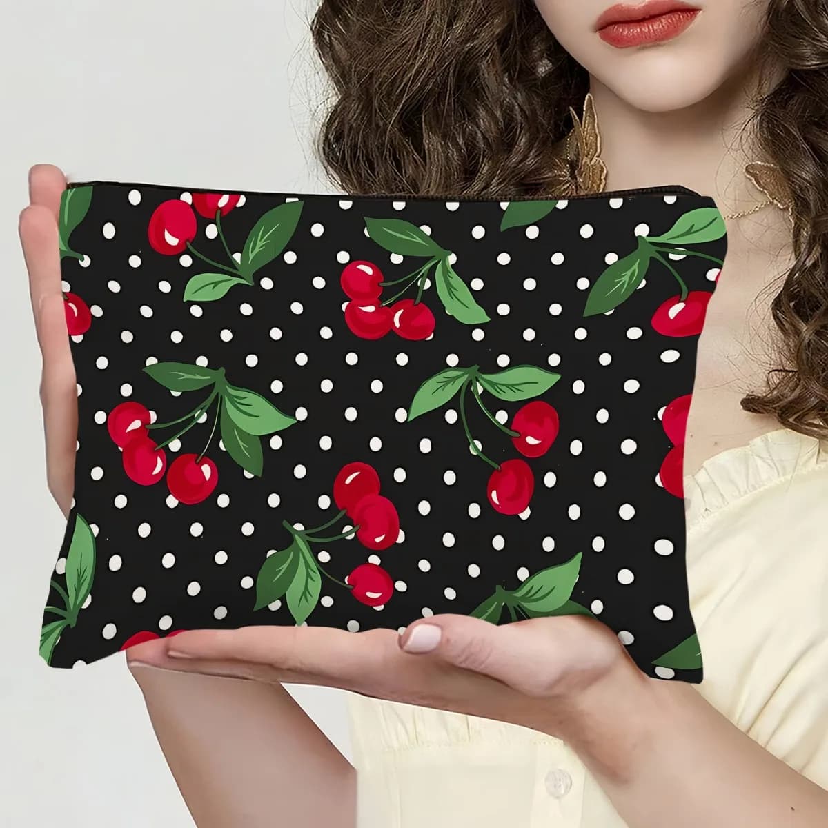 Una borsa per il trucco Red Cherry: simpatica custodia multifunzionale con cerniera per donna, borsa per riporre gioielli