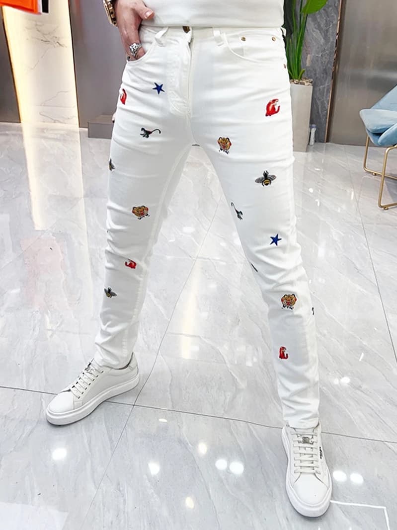 Jeans da uomo slim fit bianchi ricamati alla moda, pantaloni lunghi casual estivi in stile coreano con ricami a cartone animato, per giovani.
