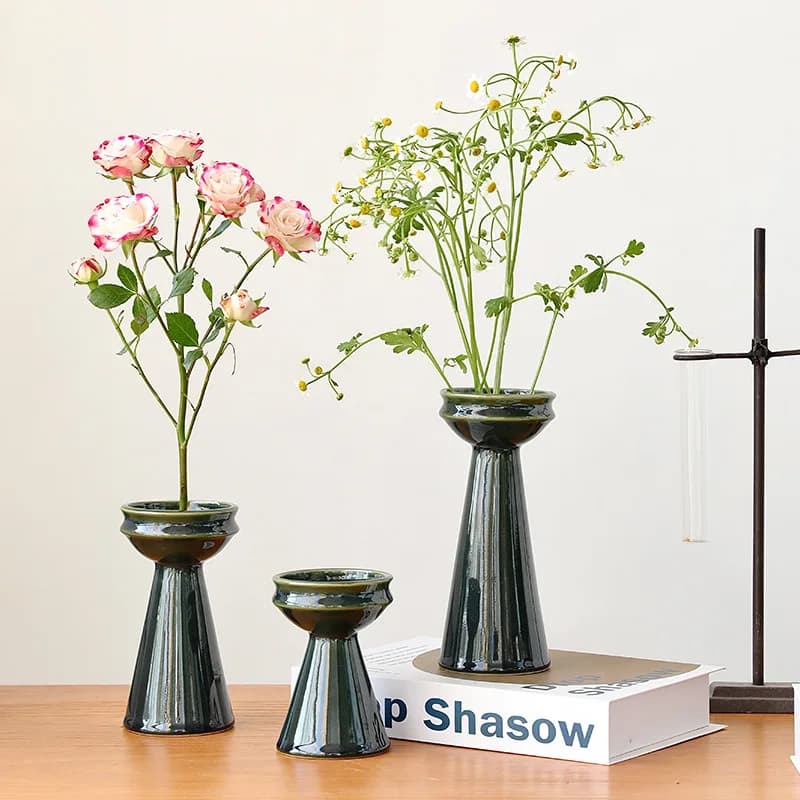 Small Nordic Green Vase Composition of Ceramic Jacinto Seed Balls Hydroponic Semi Ball Device of Ibisco Red Flowers High Ornament
