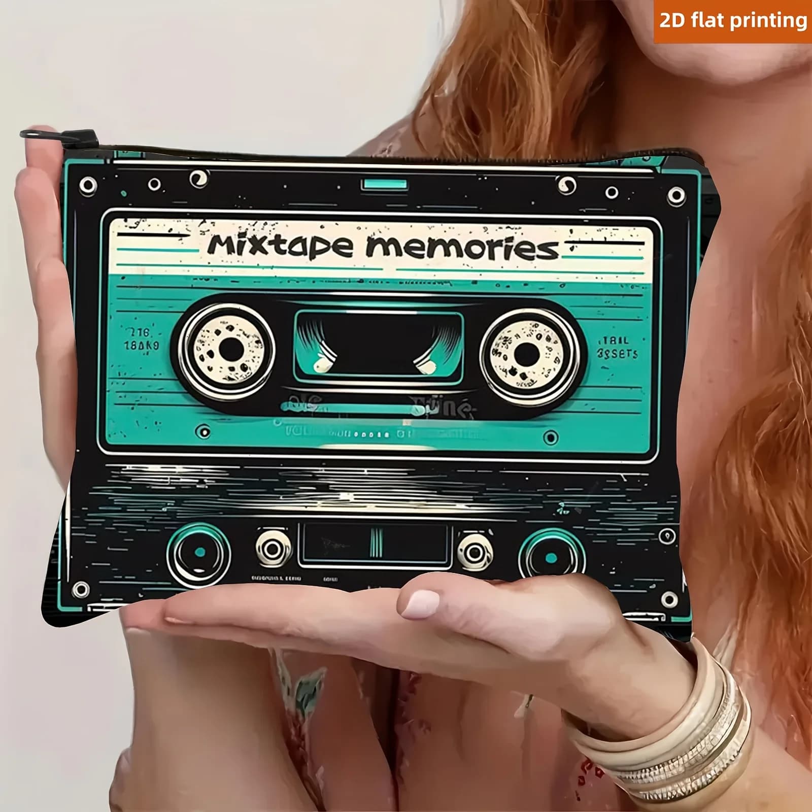 Stampa Borsa per trucco con nastro a cassetta vintage "She's So Insolito" anni '80 Divertente cultura pop Regalo per gli amanti della musica Custodia con cerniera Borse per cosmetici