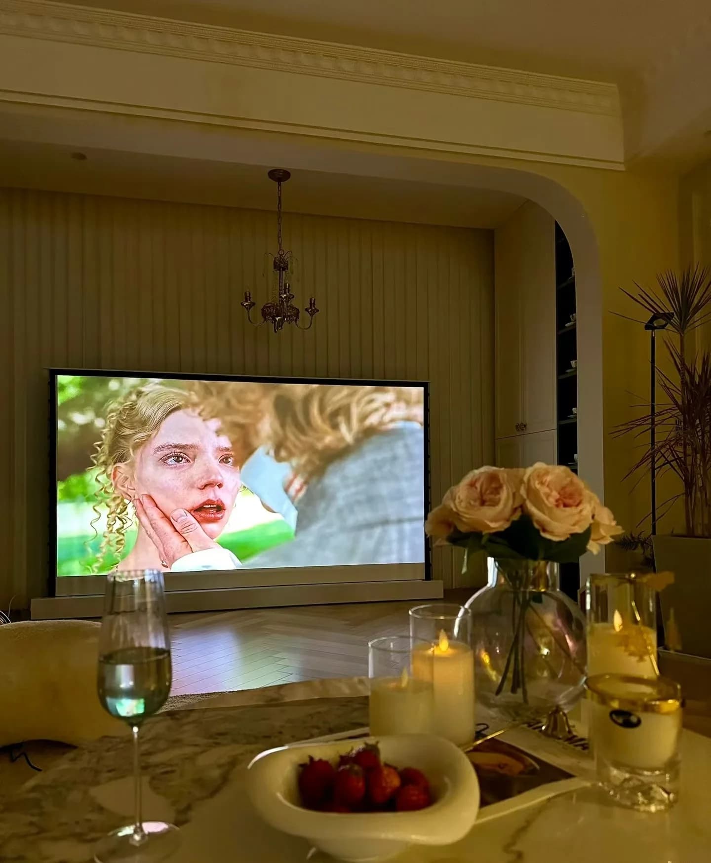 Schermi cinematografici bianchi motorizzati da 72-150 pollici 16:9 4K/8K con tensionamento a linguetta, schermo elettrico a scomparsa dal pavimento per tutti i proiettori