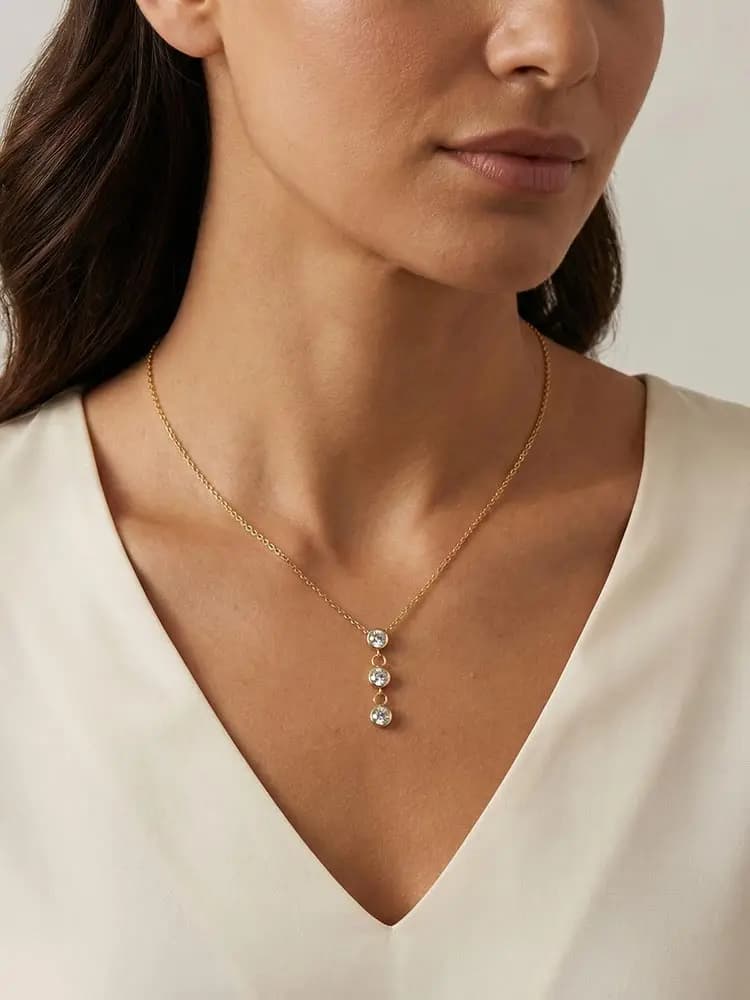 Collana con Ciondolo in Acciaio Inossidabile con Tre Zirconi, Gioiello da Donna con Zirconia Cubica AAA, Regalo per Feste e Uso Quotidiano