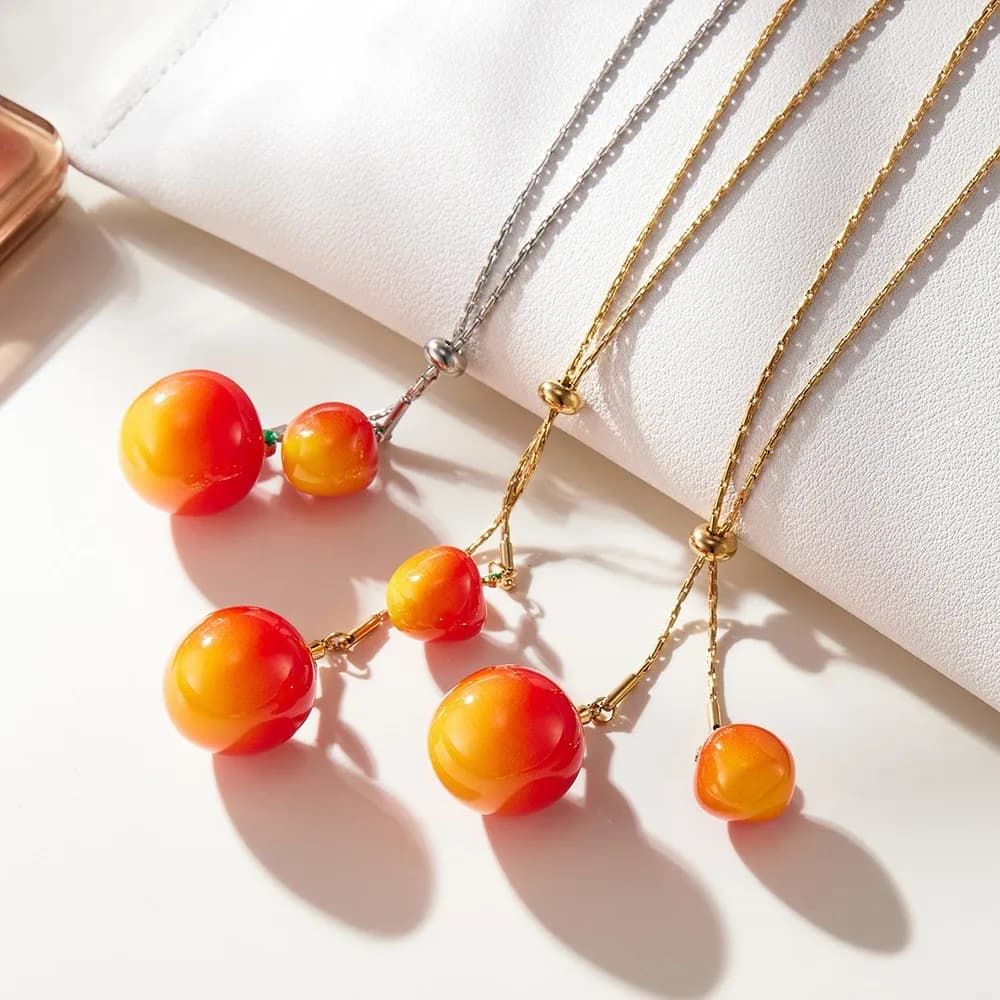 Collana con ciliegia da 72 cm per donna Collane con ciondolo frutta in acciaio inossidabile placcato oro 18 carati Collana lunga con catena maglione regolabile