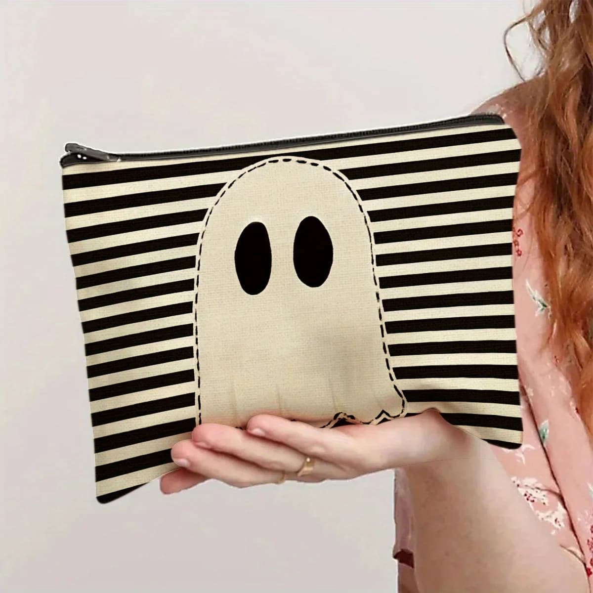 Una borsa per il trucco con motivo fantasma a strisce bianche e nere: simpatica custodia multifunzionale con cerniera per donna, borsa per riporre gioielli,