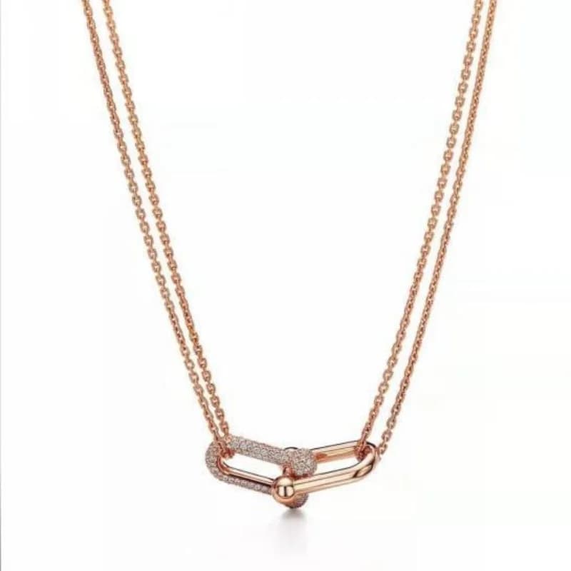 Collana con Ciondolo a Catena Intrecciata in Oro Rosa e Diamanti, Design Geometrico Moderno