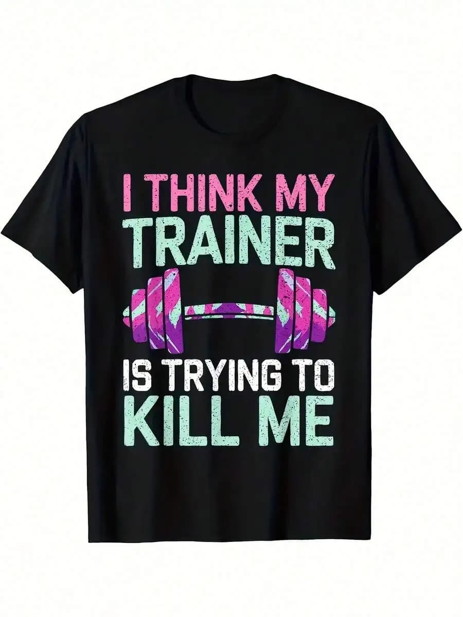 Divertente maglietta per allenamento in palestra - T-shirt con grafica 'I THINK MY TRAINER IS TRYING TO KILL ME' con manubrio