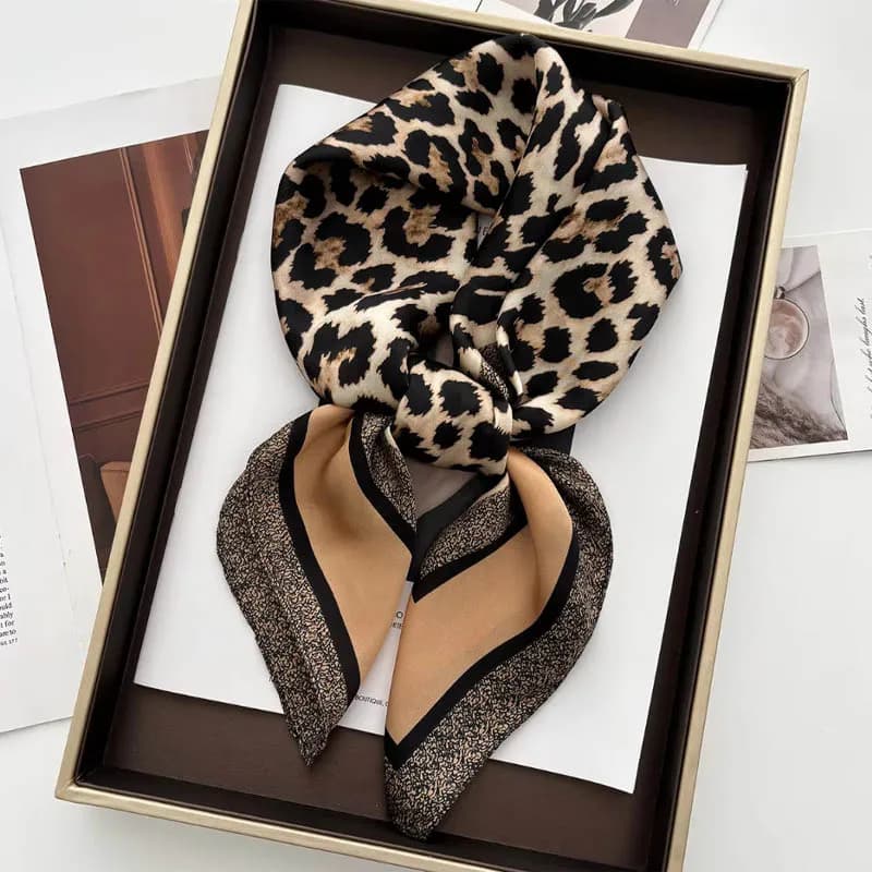 Sciarpa al collo in raso femminile con stampa leopardata di lusso Sciarpe per capelli quadrate Foulard Fascia per la testa Scialli Avvolge Fazzoletto da collo Bandana Donna 70 cm