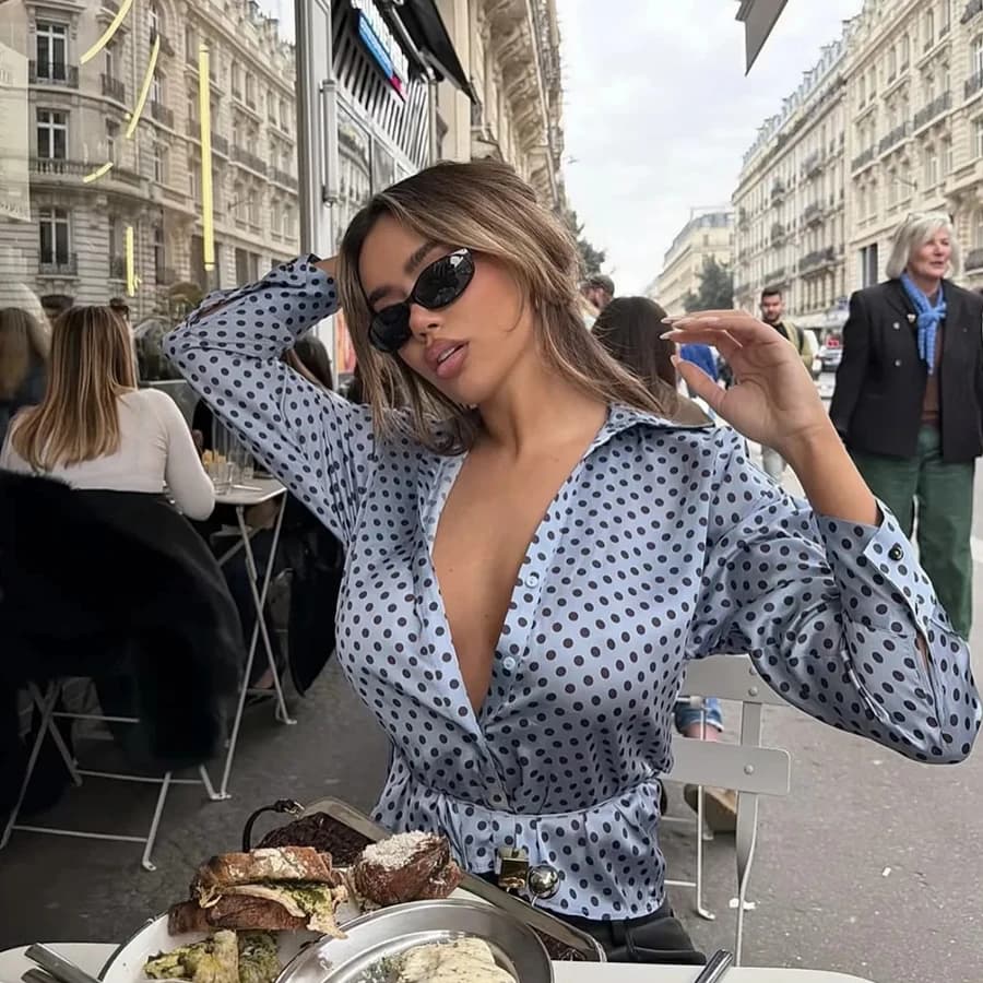 Camicetta da donna sexy scollo a V in raso a pois, elegante camicia da donna a maniche lunghe a vita alta azzurra, top da donna nuovo per la primavera, le vacanze e l'uso quotidiano