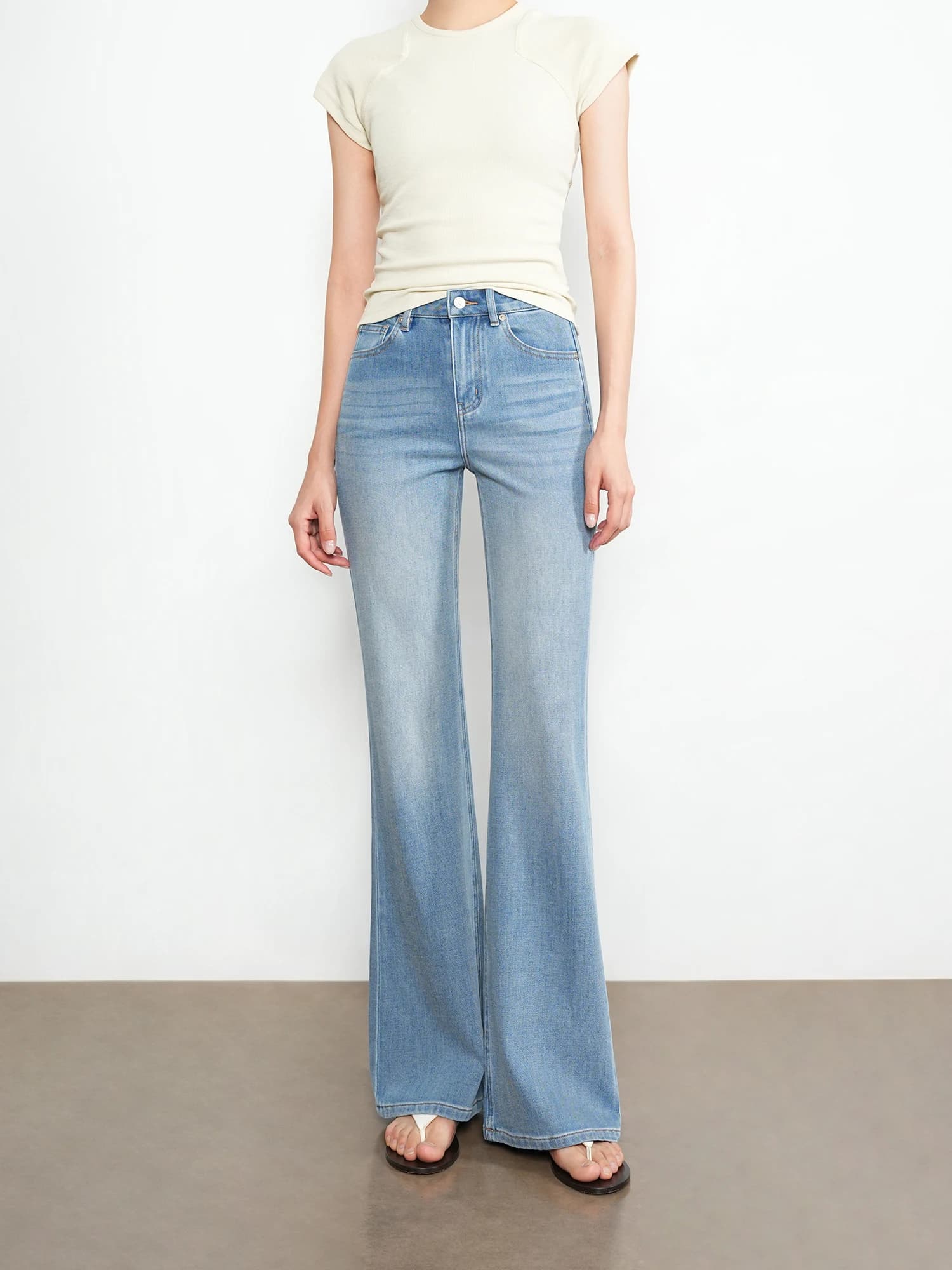 Jeans a Vita Alta a Gamba Dritta Leggermente Svasati da Donna, Modello Slimming a Campana, in Denim Azzurro Chiaro, Tessuto Lenzing FOCUS PLAN