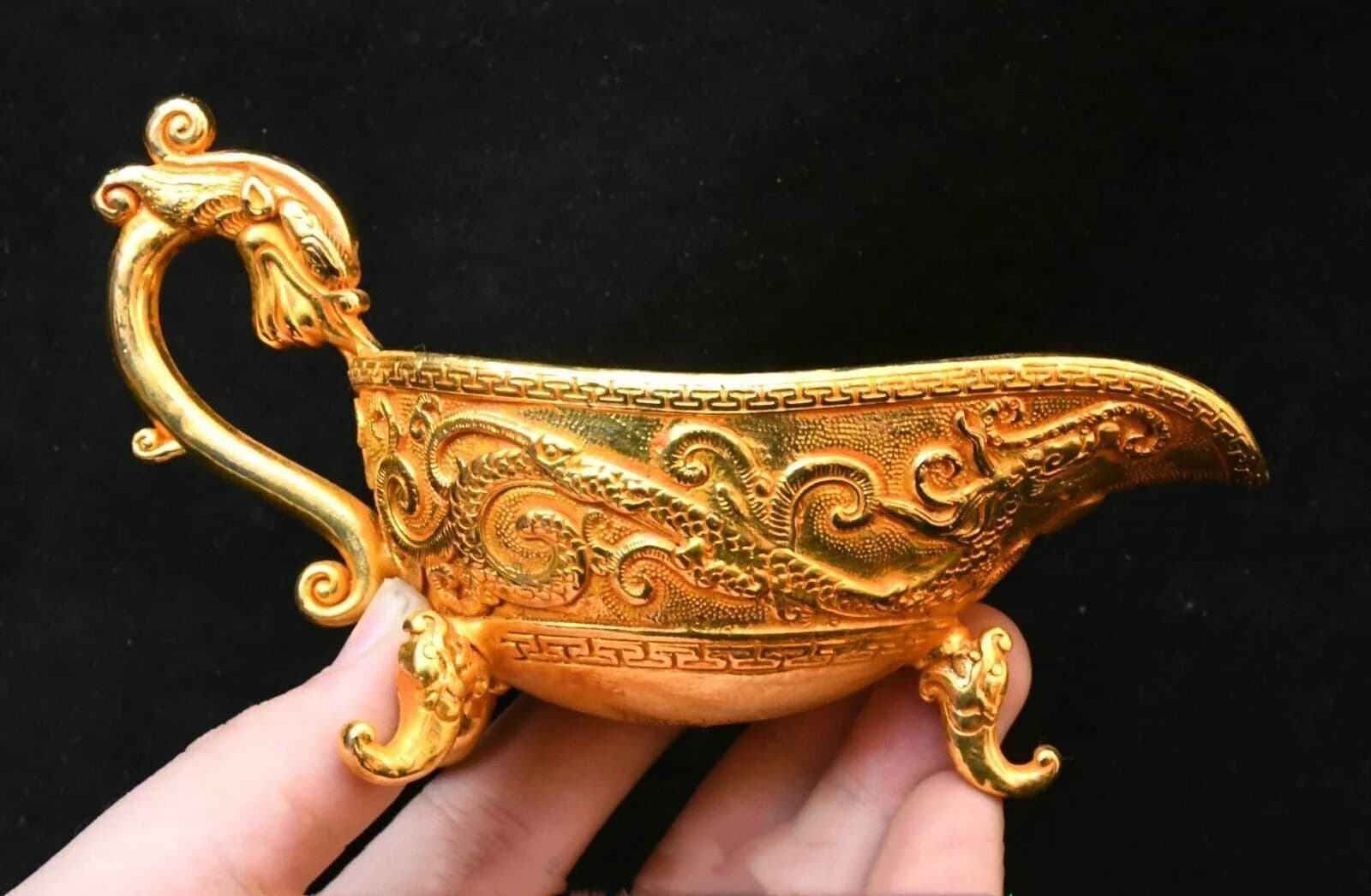 Statua della tazza di bicchiere di vino potabile della bestia del drago dorato del bronzo della vecchia dinastia cinese da 5,1 pollici