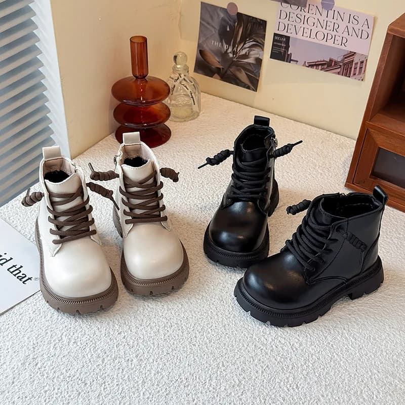 2025 Nuovi stivaletti per bambini Scarpe semplici in pelle causali per ragazze in stile britannico Primavera Autunno Stivali con plateau per la scuola di moda per bambini