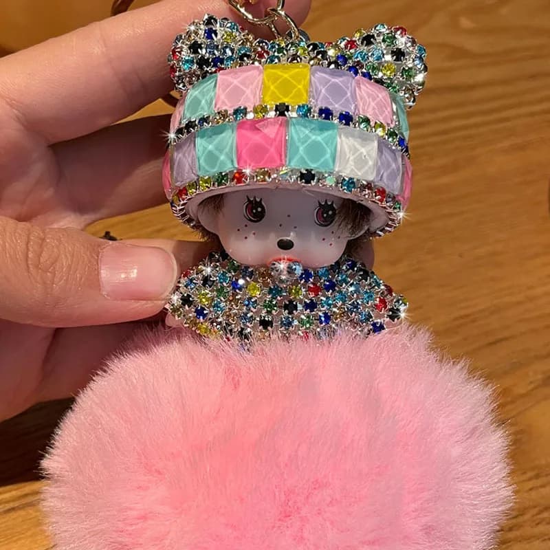 Grazioso portachiavi con bambola Monqiqi tempestata di diamanti per donna, con una coppia di personaggi dei cartoni animati e un ciondolo a forma di auto.