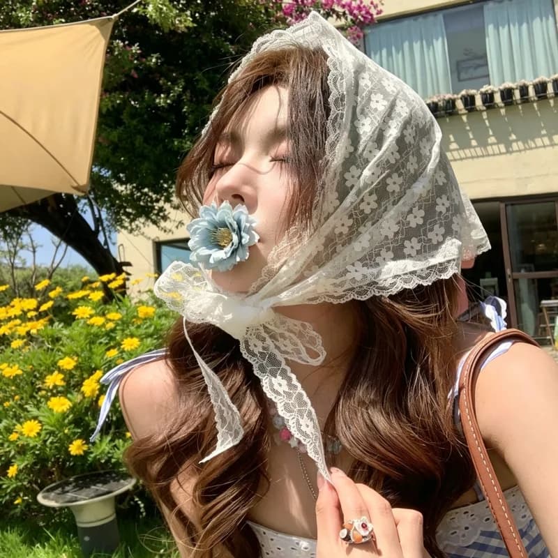 Foulard triangolare in pizzo bianco stile campagna francese, fascia per capelli dolce e femminile, fascia per capelli con sciarpa legata.