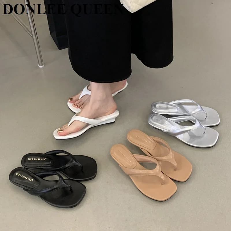 Sandali con zeppa bassa e fascia stretta da donna, casual, alla moda, con clip sulle dita, infradito da spiaggia, slip-on, di marca